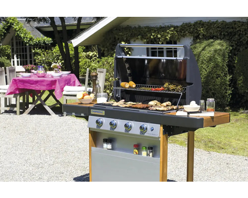 Venkovní grilovací scéna s grilem, jídlem a zahradním stolem