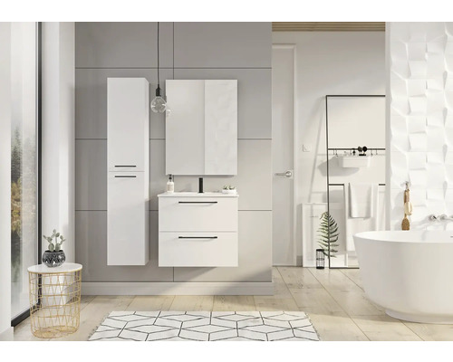 Koupelna s umyvadlovou skříňkou, zrcadlovou skříňkou a vysokou skříňkou ve světlém designu