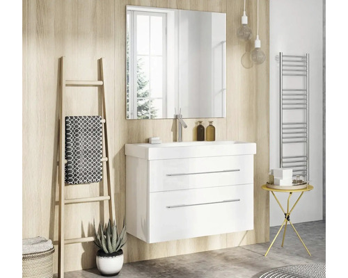 Koupelna s umyvadlovou skříňkou, zrcadlem, držákem na ručníky a dekoracemi