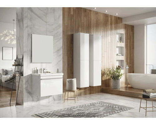 Světlá koupelna s umyvadlem, zrcadlem, vanou a dřevěným obložením