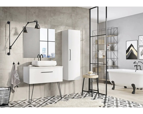 Moderní koupelna s umyvadlem, zrcadlovou skříňkou, vysokou skříní a volně stojící vanou