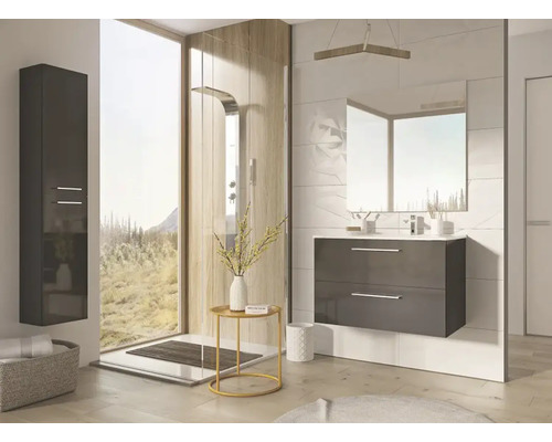 Světlá koupelna s umyvadlovou skříňkou, zrcadlovou skříňkou, vysokou skříňkou a sprchovým koutem