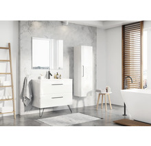 Koupelna se skříňkou pod umyvadlo, zrcadlem, vysokou skříní a vanou ve světlém designu