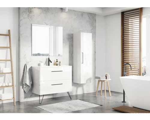 Koupelna se skříňkou pod umyvadlo, zrcadlem, vysokou skříní a vanou ve světlém designu