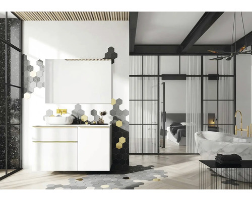 Světlá koupelna s umyvadlem, zrcadlem, šestiúhelníkovými dlaždicemi a výhledem do ložnice přes skleněné dveře