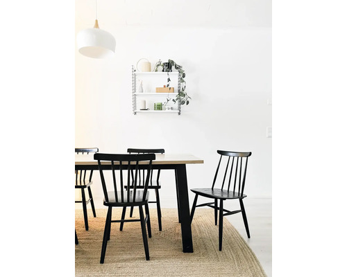 Jídelna s jídelním stolem, židlemi a nástěnnou policí