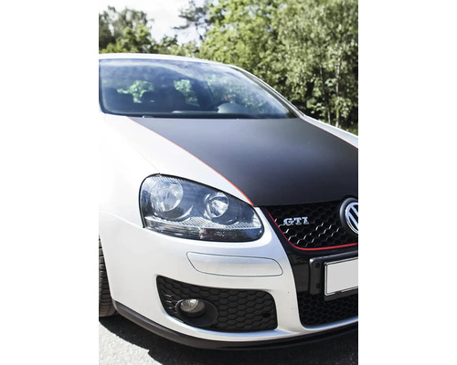 Pohled zepředu na Volkswagen GTI s upravenou kapotou