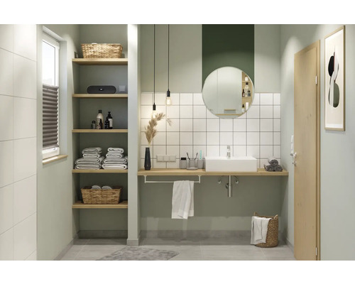 Světlá koupelna s umyvadlem, zrcadlem, policemi a ručníky