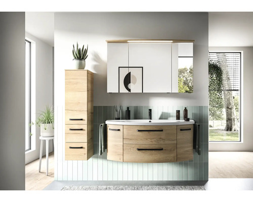 Moderní koupelna s umyvadlovou skříňkou, zrcadlovou skříňkou a vysokou skříňkou