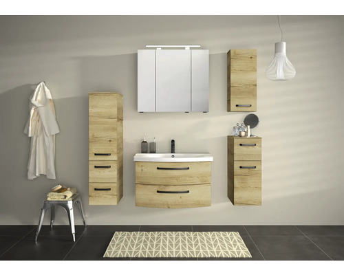 Koupelna s umyvadlovou skříňkou, zrcadlovou skříňkou a vysokými skříněmi