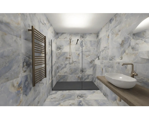 Světlá koupelna se sprchou, umyvadlem a radiátorem