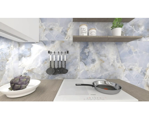 Kuchyňská scéna s kuchyňským náčiním, sporákem a dekorací