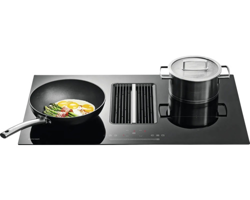 Černá varná deska s odsavačem par, pánev wok s chřestem, slaninou a volskými oky, hrnec s poklicí