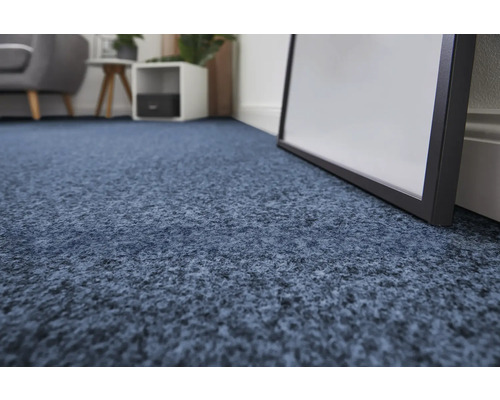 Detailní záběr modrého koberce v obývacím pokoji