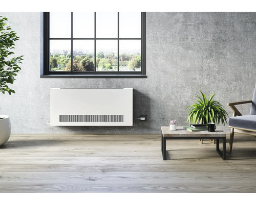 Pohled do místnosti s namontovaným vodorovným radiátorem pod oknem.