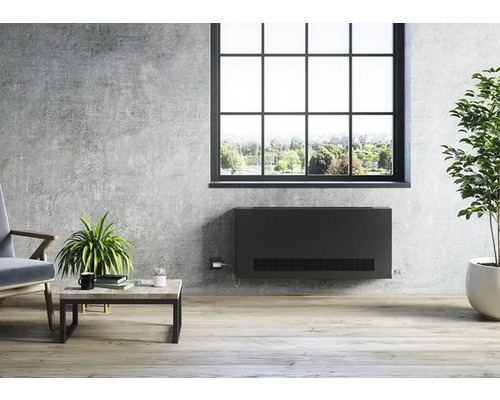 Obývací pokoj s oknem, pokojové rostliny, konferenční stolek a namontované topení