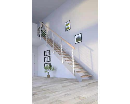 Schodiště s dřevěnými stupni a kovovým zábradlím ve světlé místnosti