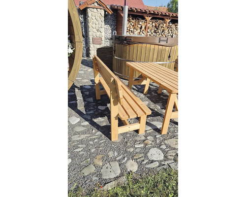 Dřevěný stůl s lavicí do zahrady.