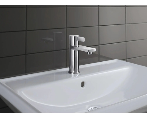 Umyvadlová baterie z kovu na keramickém umyvadle