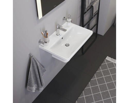 Umyvadlo s baterií, dávkovačem mýdla a držákem na ručníky v koupelně