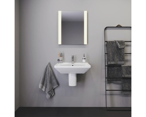 Koupelna s umyvadlem, zrcadlem s osvětlením a držákem na ručníky