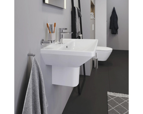 Koupelna s umyvadlem, baterií, držákem na ručníky a toaletou