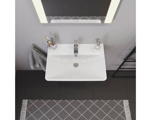 Pohled shora na koupelnu s umyvadlem, zrcadlem a doplňky