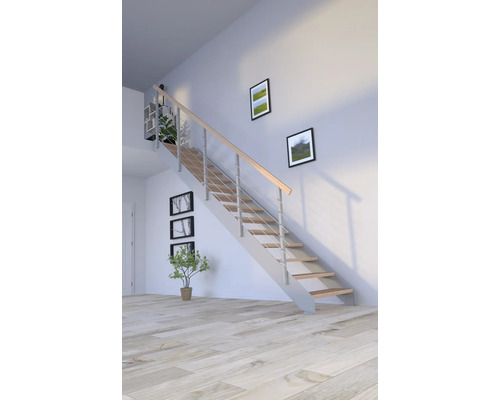 Schodiště s dřevěnými stupni a nerezovým zábradlím ve světlé místnosti