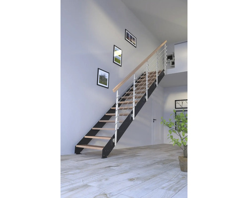 Schodiště s dřevěnými stupni, nerezovým zábradlím a černými bočnicemi v interiéru
