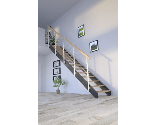 Interiérový snímek místnosti se schodištěm s dřevěnými schody a zábradlím