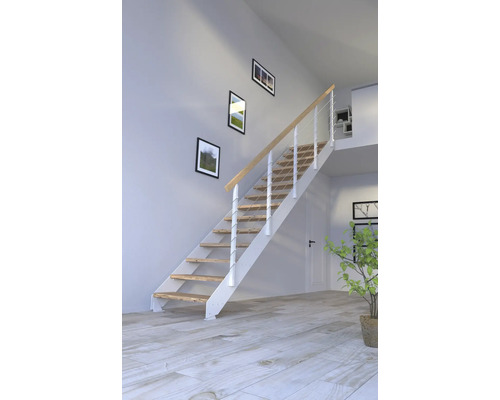 Schodiště s dřevěnými stupni a bílým zábradlím ve světlé místnosti.