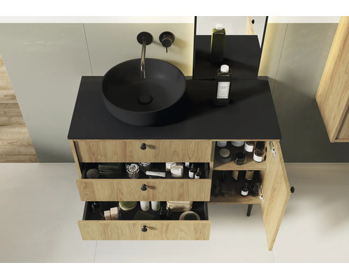 Koupelna s umyvadlovou skříňkou, umyvadlem na desku a otevřenými zásuvkami pro uložení