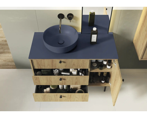 Koupelna s umyvadlovou skříňkou, umyvadlem na desku, zásuvkami a dvířky skříňky