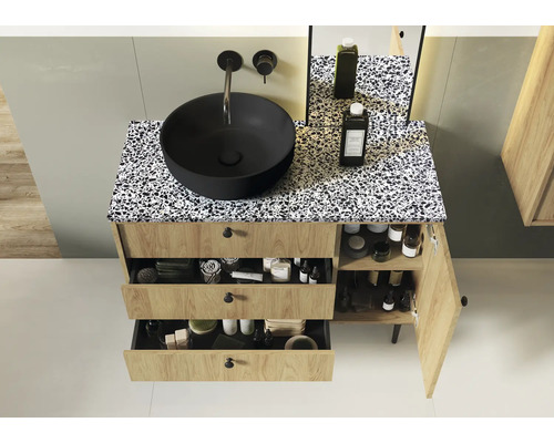 Koupelna s umyvadlovou skříňkou, umyvadlem na desku a otevřenými zásuvkami a dvířky