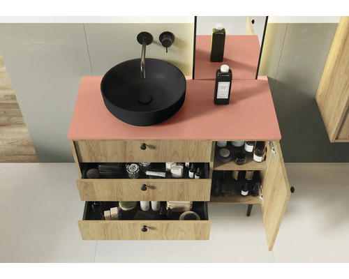 Moderní koupelna s umyvadlovou skříňkou, umyvadlem na desku a otevřeným zásuvkovým systémem pro ukládání koupelnových potřeb.