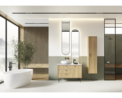 Světlá koupelna s vanou, umyvadlem, zrcadly a sprchovým koutem pro moderní atmosféru.