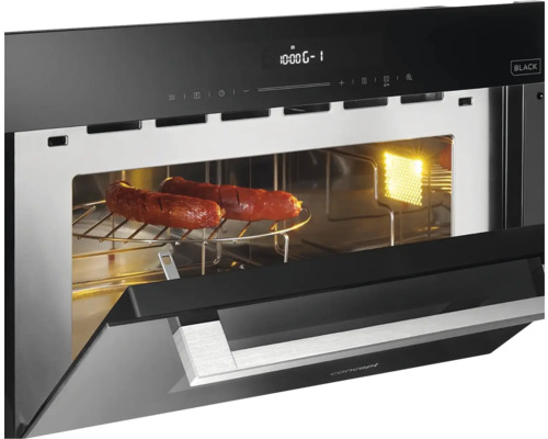 Otevřená černá mikrovlnná trouba se dvěma klobásami na roštu.