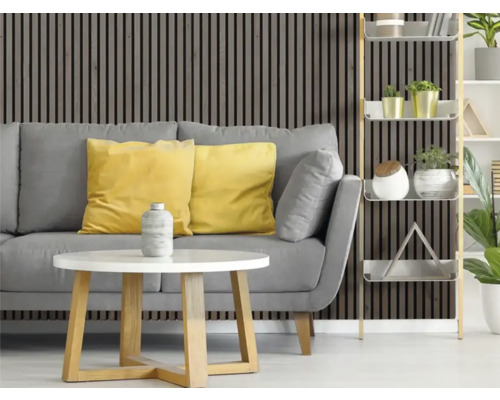 Obývací pokoj s šedou pohovkou, žlutými polštáři, bílým stolem a dřevěným obložením stěn