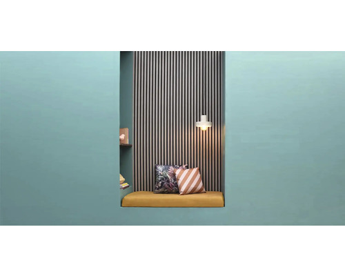 Vestavěný výklenek se sedákem, polštáři, stěnovými panely a závěsnou lampou