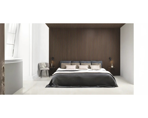 Ložnice s postelí a stěnou s dřevěným obložením