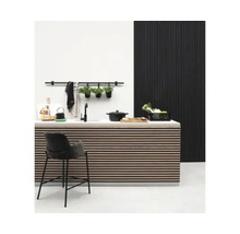 Kuchyňský ostrov s dřezem, baterií, stoličkou a dekorativními prvky pro moderní design kuchyně.
