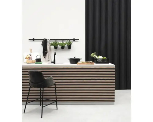 Kuchyňský ostrov s dřezem, baterií, stoličkou a dekorativními prvky pro moderní design kuchyně.