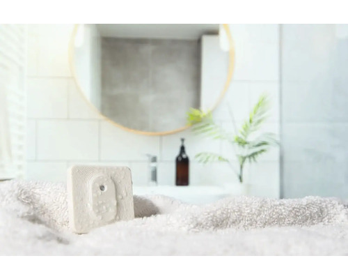 Koupelnová scéna s ručníkem a osvěžovačem vzduchu