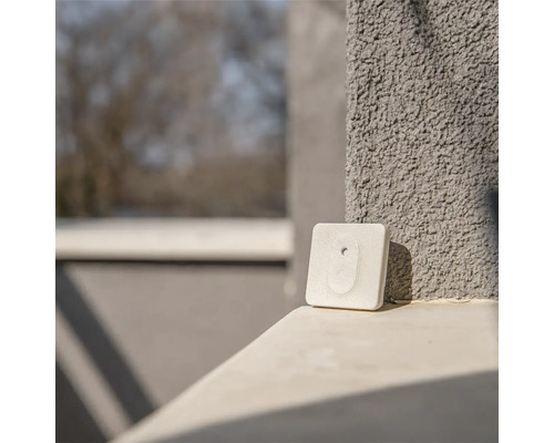 Čtvercový detektor na okraji zdi