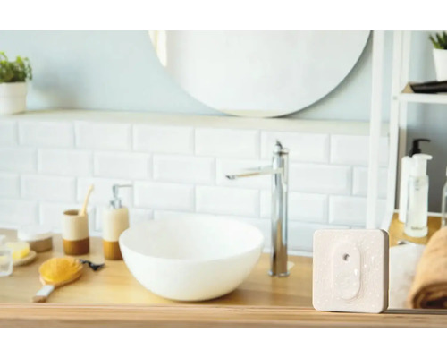 Koupelna s umyvadlem, zrcadlem a termostatickou hlavicí radiátoru