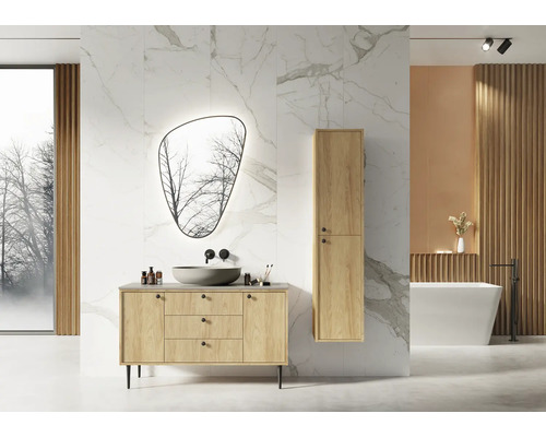 Koupelna s umyvadlovou skříňkou, zrcadlem, vysokou skříní a vanou