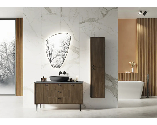 Moderní koupelna s umyvadlem, zrcadlem, vysokou skříňkou a vanou před mramorovou stěnou