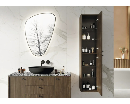 Koupelna s umyvadlovou skříňkou, umyvadlem na desku, zrcadlovou skříňkou a vysokou skříní