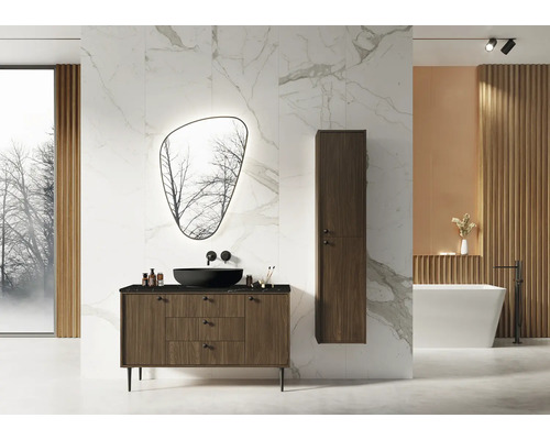 Světlá koupelna s umyvadlem, zrcadlem, vysokou skříní a vanou