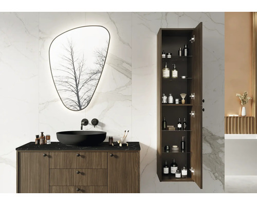 Koupelna s umyvadlem, zrcadlem a otevřenou vysokou skříní pro uložení